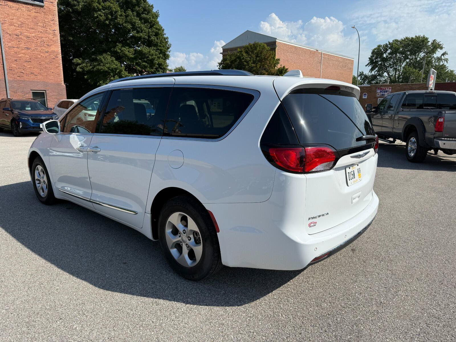 Used 2017 Chrysler Pacifica Touring-L Plus FWD image 6
