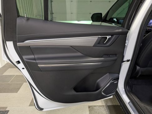 Used 2025 Buick Enclave Preferred image 8