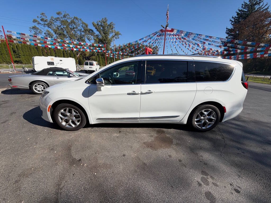 Used 2018 Chrysler Pacifica Limited FWD image 5