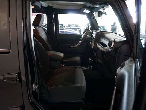 Used 2013 Jeep Wrangler Unlimited Rubicon w/ Connectivity Group AWD/4WD image 32