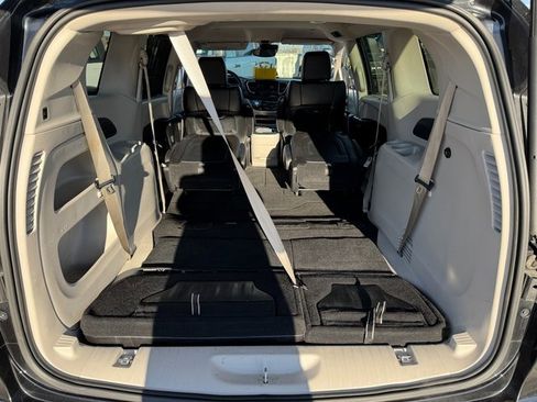 Used 2023 Chrysler Pacifica Touring-L image 19