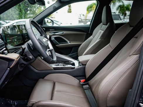 Used 2025 Audi Q5 Premium Plus w/ Premium Plus image 17