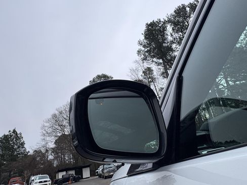 Used 2018 Land Rover Discovery HSE image 18