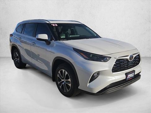 Used 2023 Toyota Highlander XLE image 3