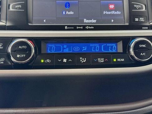 Used 2019 Toyota Highlander XLE FWD image 18