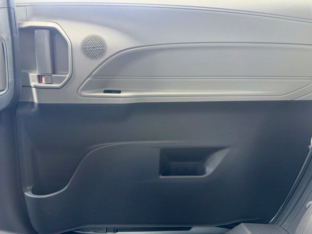 Used 2021 Toyota Sienna XLE FWD image 32