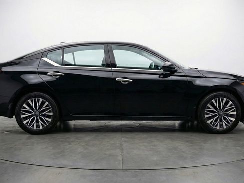 Used 2025 Nissan Altima 2.5 SV image 11