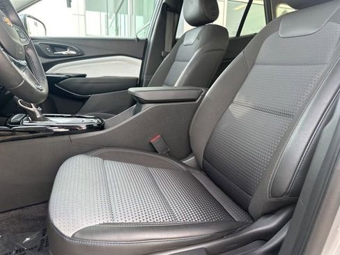 Used 2025 Chevrolet Trax LT w/ LT Convenience Package image 19