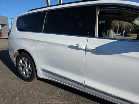 Used 2023 Chrysler Pacifica Limited FWD image 32