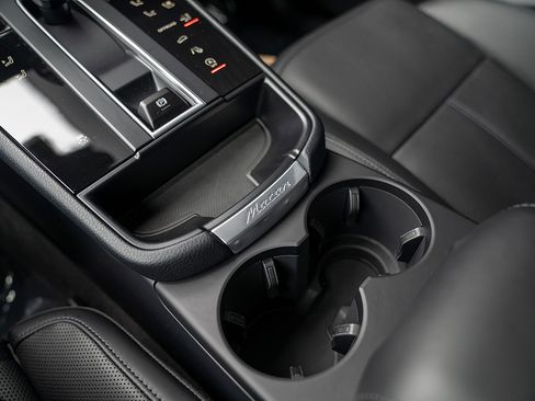 Certified 2026 Porsche Macan AWD/4WD image 16