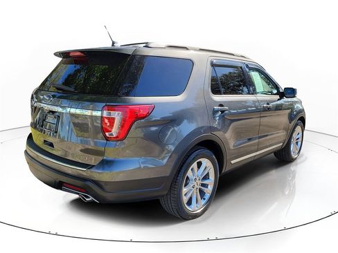 Used 2018 Ford Explorer XLT w/ Equipment Group 202A image 3