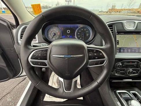 Used 2022 Chrysler 300 Touring L image 18
