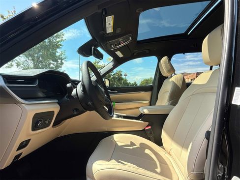 New 2025 Jeep Grand Cherokee Limited w/ Luxury Tech Group II image 23