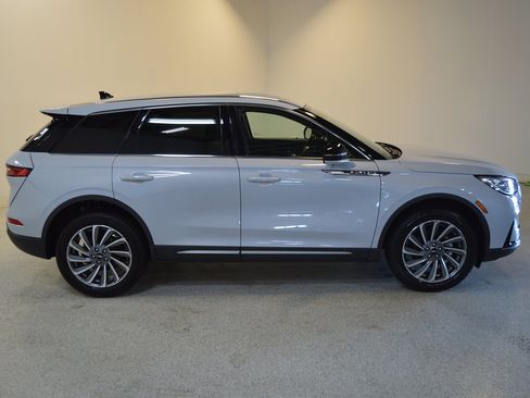 Used 2025 Lincoln Corsair Reserve AWD/4WD image 2