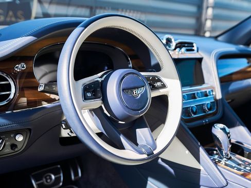 Used 2021 Bentley Bentayga image 35