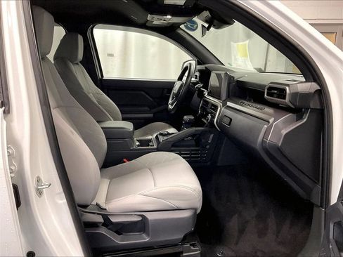 Used 2025 Toyota Tacoma SR5 AWD/4WD image 11