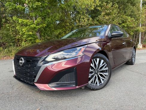 Used 2024 Nissan Altima 2.5 SV image 10