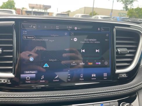 Used 2025 Chrysler Pacifica Limited FWD image 8