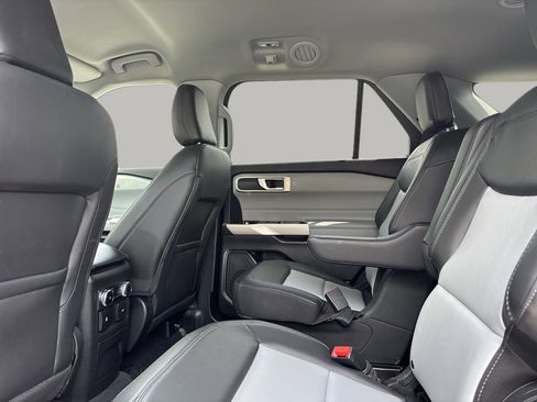 Used 2023 Ford Explorer XLT w/ Equipment Group 202A RWD image 16
