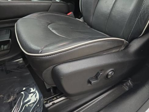 Used 2021 Chrysler Pacifica Limited w/ Uconnect Theater Family Group FWD image 28