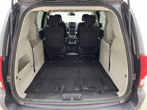 Used 2019 Dodge Grand Caravan SE w/ UConnect Hands-Free Group image 5