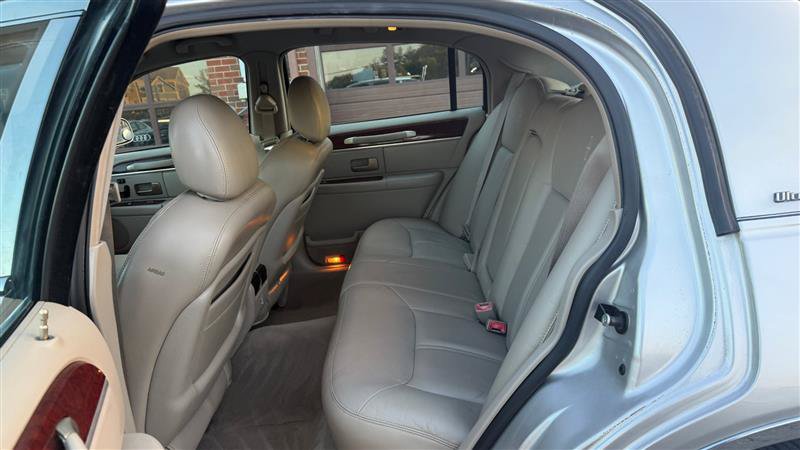 Used 2004 Lincoln Town Car Ultimate RWD image 19