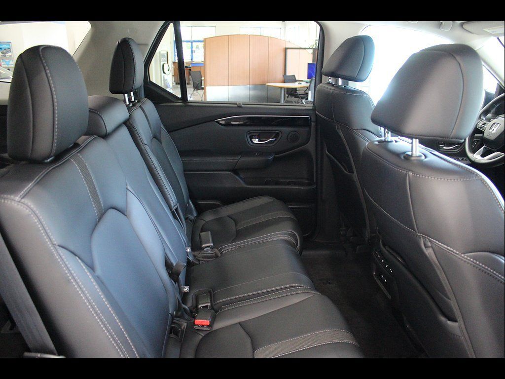 Certified 2025 Honda Pilot Touring image 21
