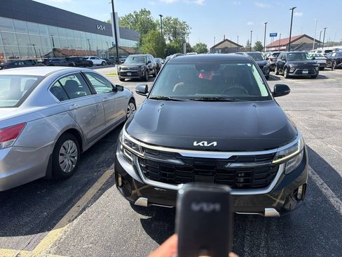 Used 2024 Kia Seltos SX w/ SX Sunroof Package AWD/4WD image 3