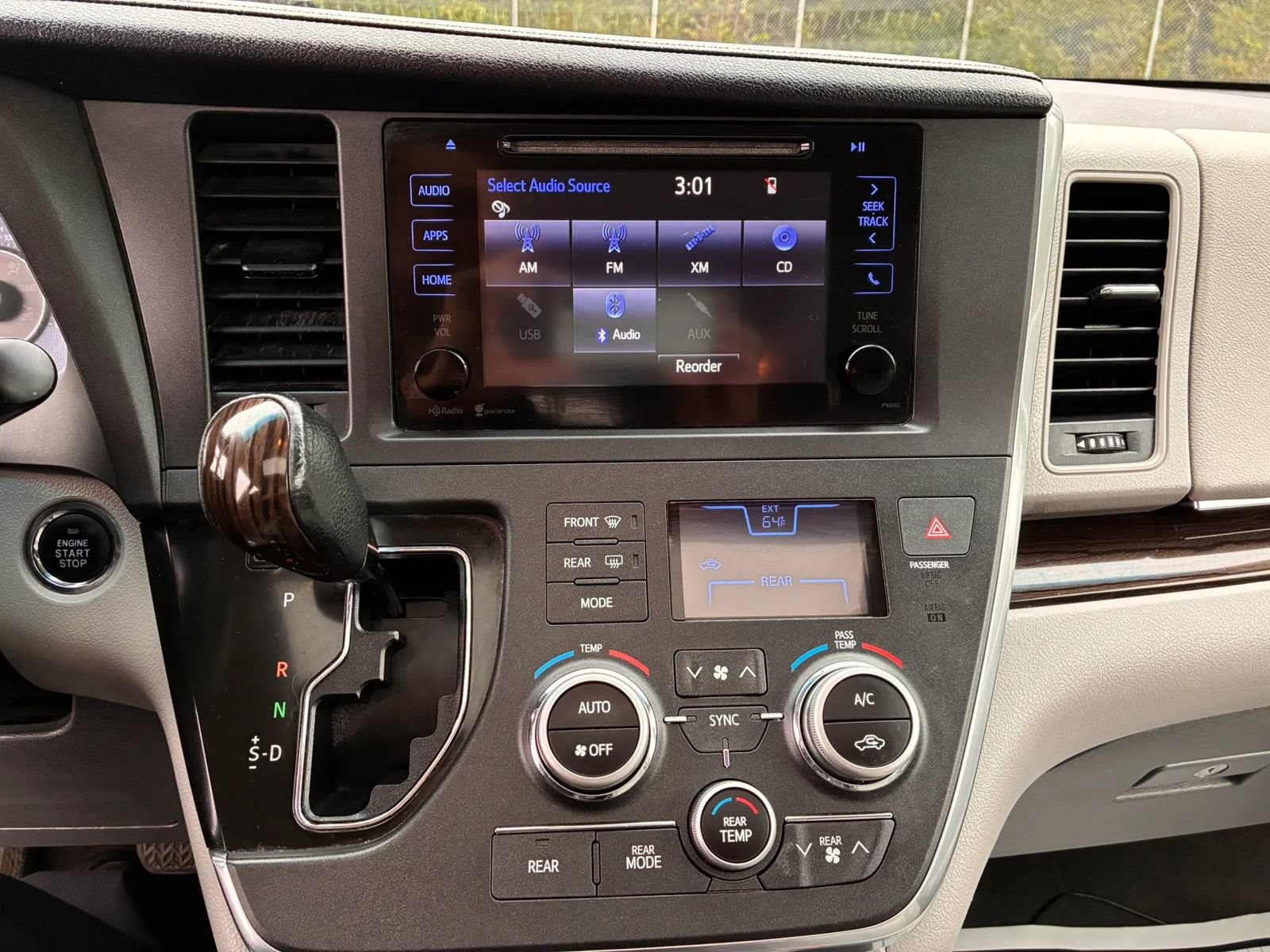 Used 2015 Toyota Sienna XLE FWD image 28