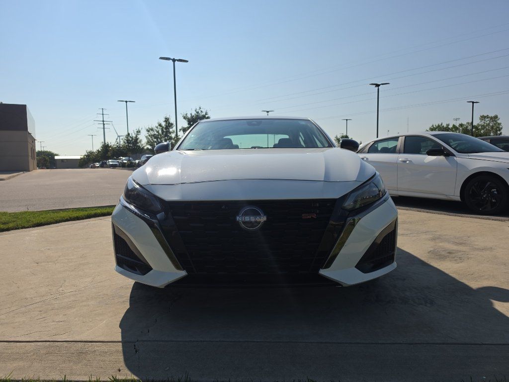 Used 2024 Nissan Altima 2.5 SR FWD image 2