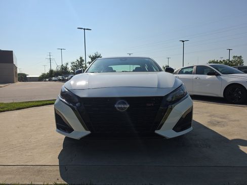 Used 2024 Nissan Altima 2.5 SR FWD image 2