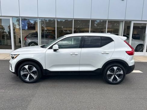 Certified 2025 Volvo XC40 B5 Plus AWD/4WD image 2