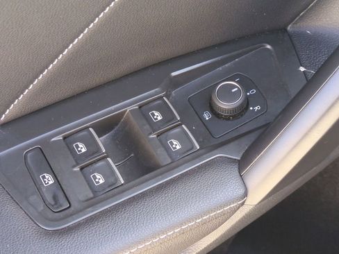 Used 2024 Volkswagen Tiguan SE image 13