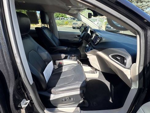 Used 2022 Chrysler Pacifica Touring-L w/ Uconnect Theater Family Group FWD image 17
