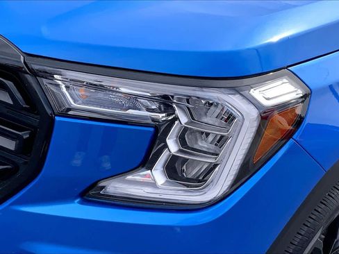 Used 2024 GMC Terrain SLE w/ Elevation Edition image 27