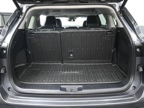 Used 2020 Toyota Highlander XLE AWD/4WD image 30