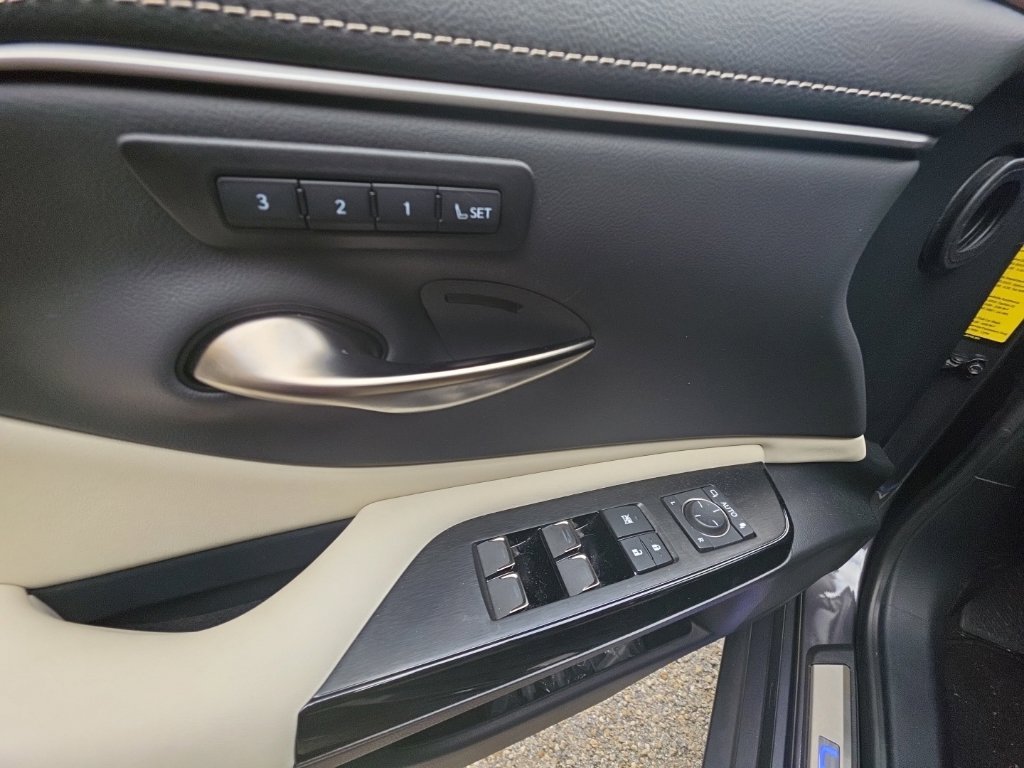 Used 2025 Lexus ES 300h w/ Technology Package FWD image 12