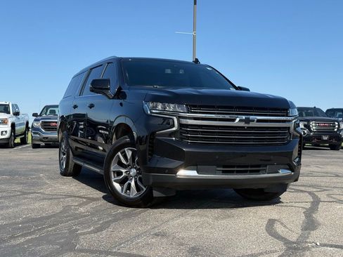 Used 2022 Chevrolet Suburban LT w/ Luxury Package AWD/4WD image 2