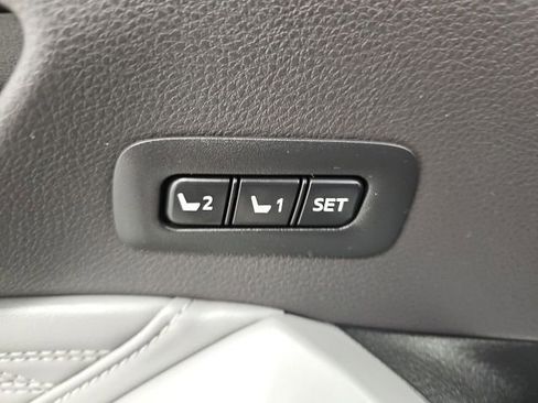 Used 2019 Toyota Avalon Limited image 13