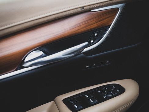 Used 2017 Cadillac XT5 Platinum w/ Driver Assist Package image 19