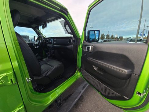 Used 2018 Jeep Wrangler Unlimited Sahara image 10