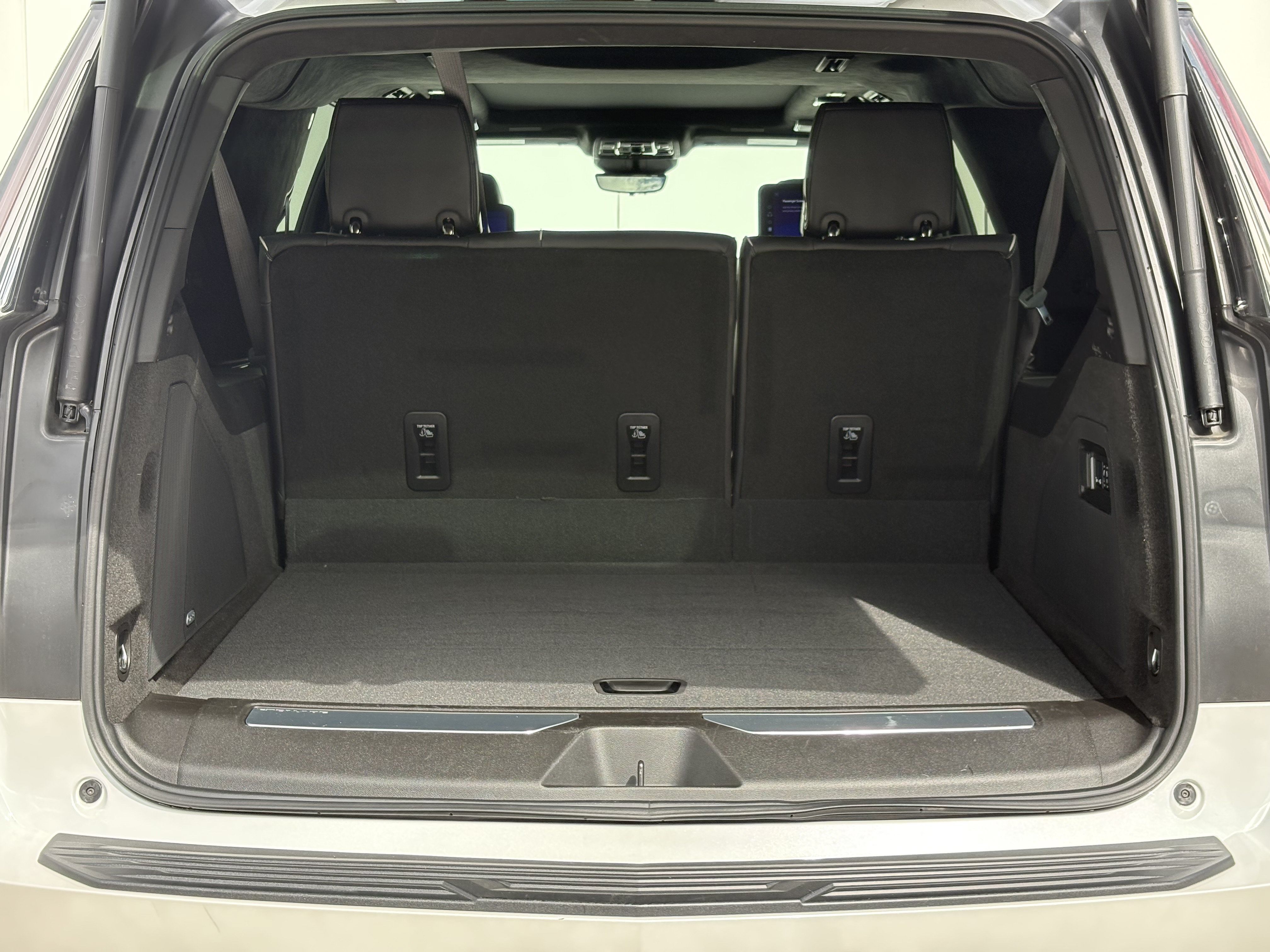 Used 2025 Cadillac Escalade ESV Sport Platinum w/ LPO, ONYX Package AWD/4WD image 9