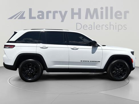 Used 2024 Jeep Grand Cherokee Altitude AWD/4WD image 6