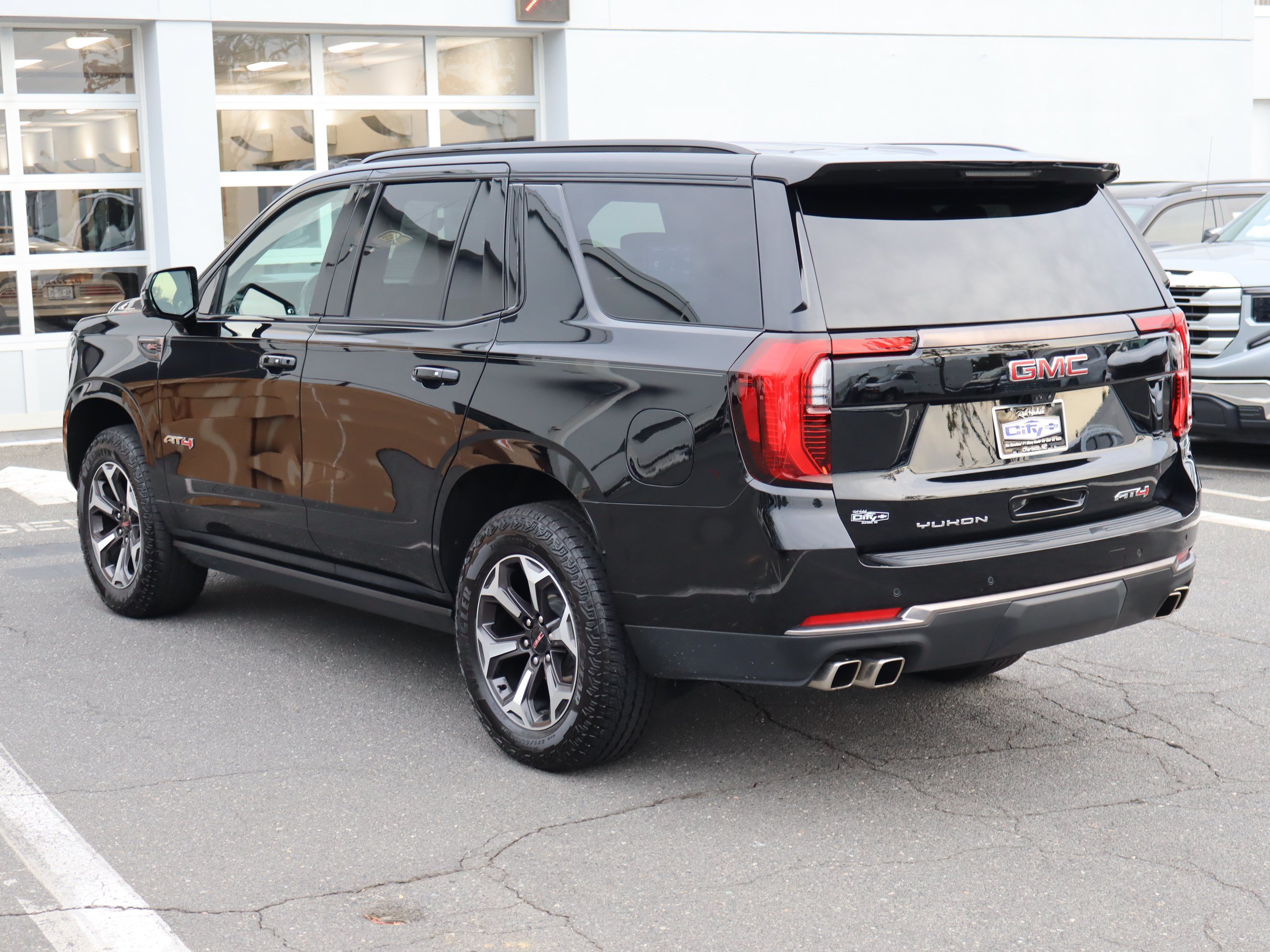 Used 2025 GMC Yukon AT4 Ultimate AWD/4WD image 8
