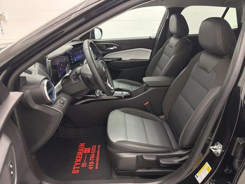 Used 2025 Chevrolet Trax LT w/ LT Convenience Package FWD image 18