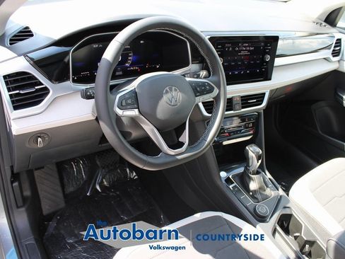 Used 2025 Volkswagen Taos SE AWD/4WD image 8