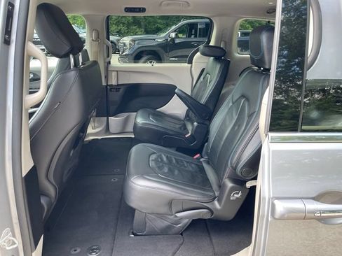Used 2021 Chrysler Pacifica Touring-L FWD image 19