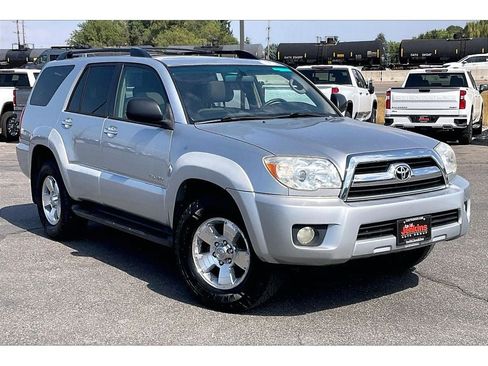 Used 2006 Toyota 4Runner SR5 AWD/4WD image 2