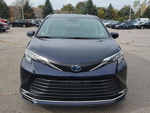 Used 2021 Toyota Sienna XLE image 25