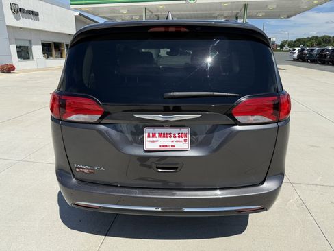 Used 2018 Chrysler Pacifica Touring-L Plus w/ Advanced Safetytec Group FWD image 6